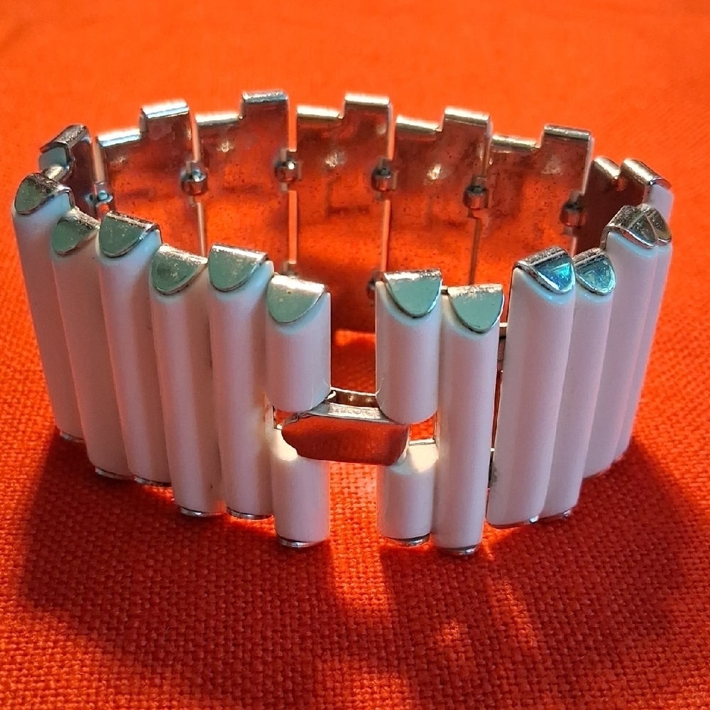 Very Hip 👸 Retro/Vintage Crown Trifari 1960s White Metal Bracelet